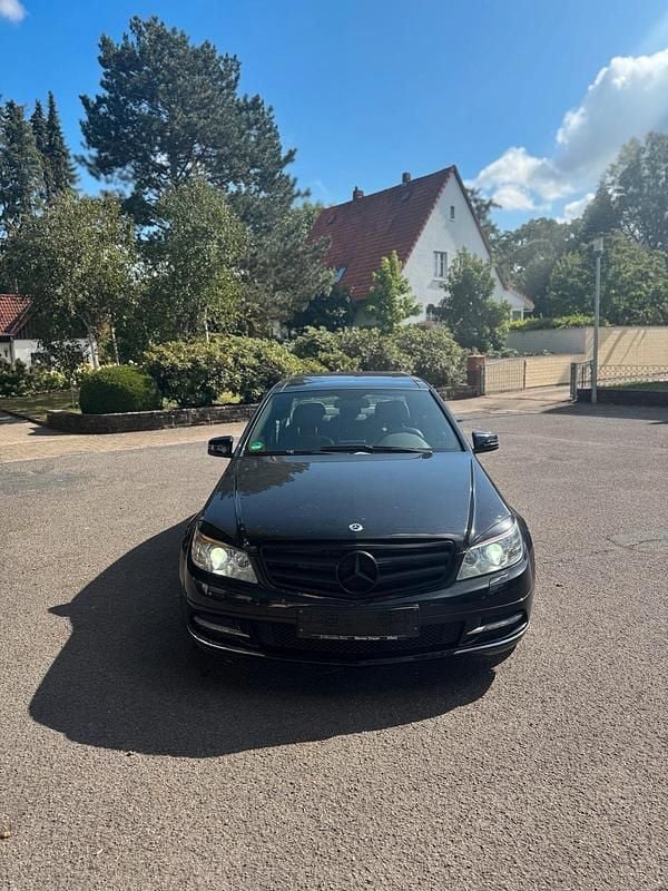 Schwarz Gebraucht 2010 Mercedes C350 Limousine | 6.000 € (Superpreis) - Bild 1/4