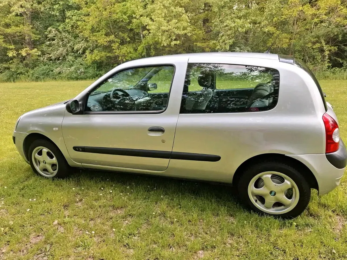 Gebraucht Renault Clio 58 PS (42 kW) 2005 Silber Kleinwagen
