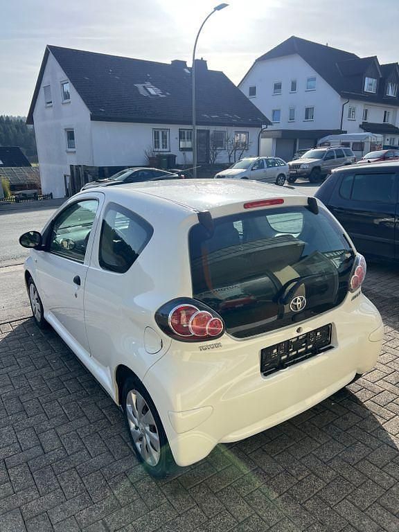 Gebraucht Toyota Aygo Basis 68 PS (50 kW) 2013 Weiß Kleinwagen