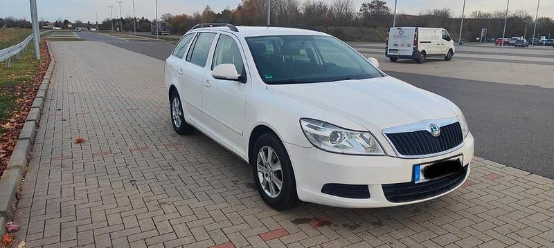 Gebraucht Skoda Octavia Ambition 105 PS (77 kW) 2012 Weiß Kombi
