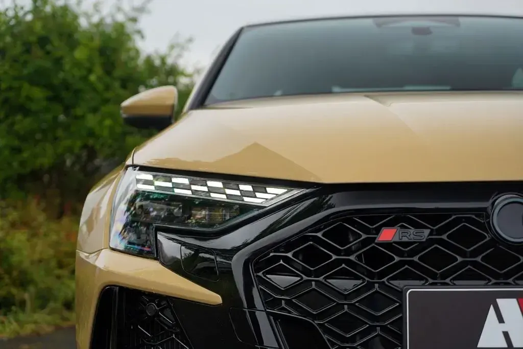 Neu Audi RS3 Ambiente 400 PS (294 kW) 2026 Beige Limousine