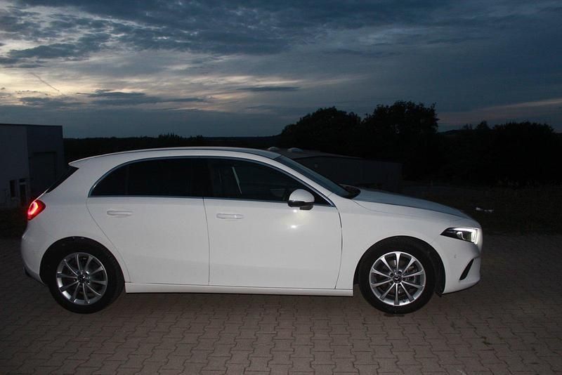 Weiß Gebraucht 2019 Mercedes A180 Kleinwagen | 21.450 € (Guter Preis) - Bild 1/4