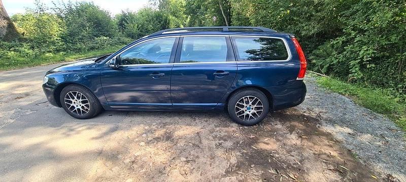 Blau Gebraucht 2014 Volvo V70 Momentum Kombi | 8.700 € (Guter Preis) - Bild 1/4