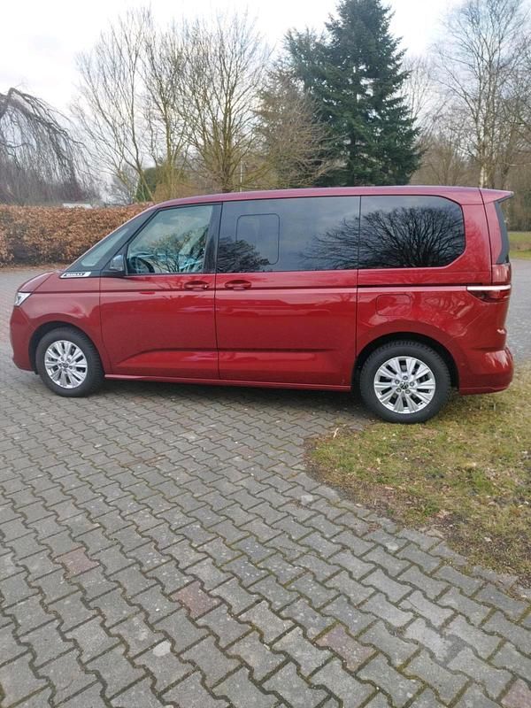Gebraucht VW Multivan Life 150 PS (110 kW) 2024 Rot Van