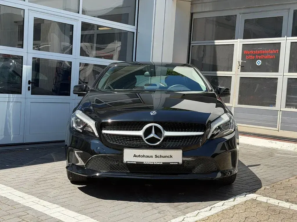 Gebraucht Mercedes A180 109 PS (80 kW) 2018 Schwarz Limousine