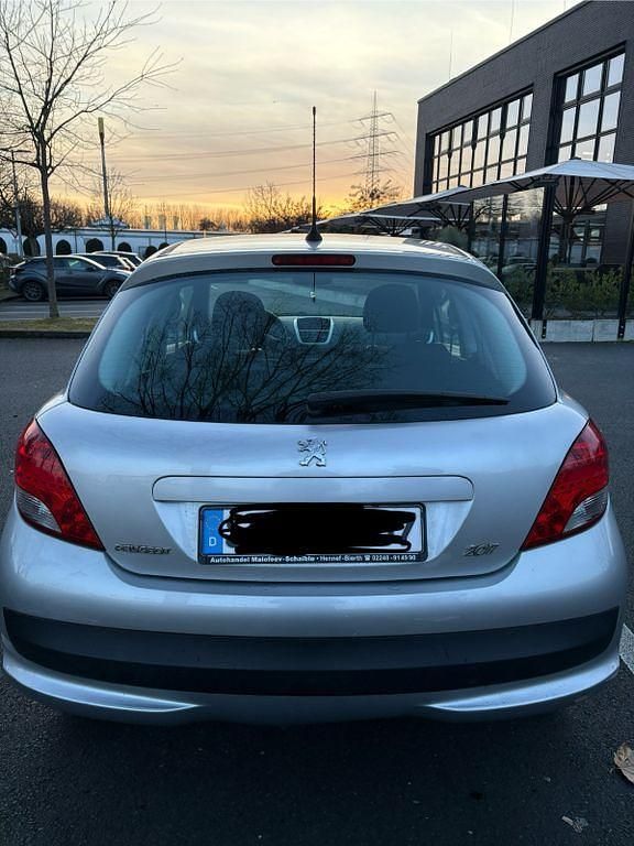 Gebraucht Peugeot 207 73 PS (53 kW) 2011 Silber Limousine