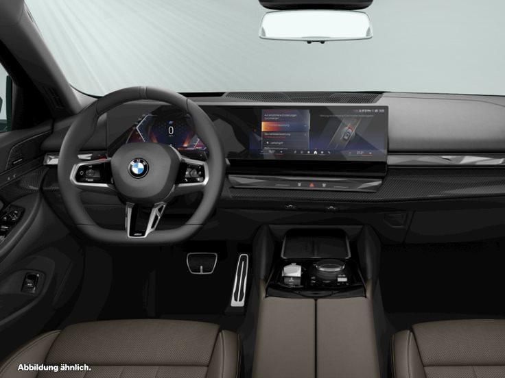 Gebraucht BMW 520 M Sport 208 PS (152 kW) 2025 Black sapphire metallic Kombi