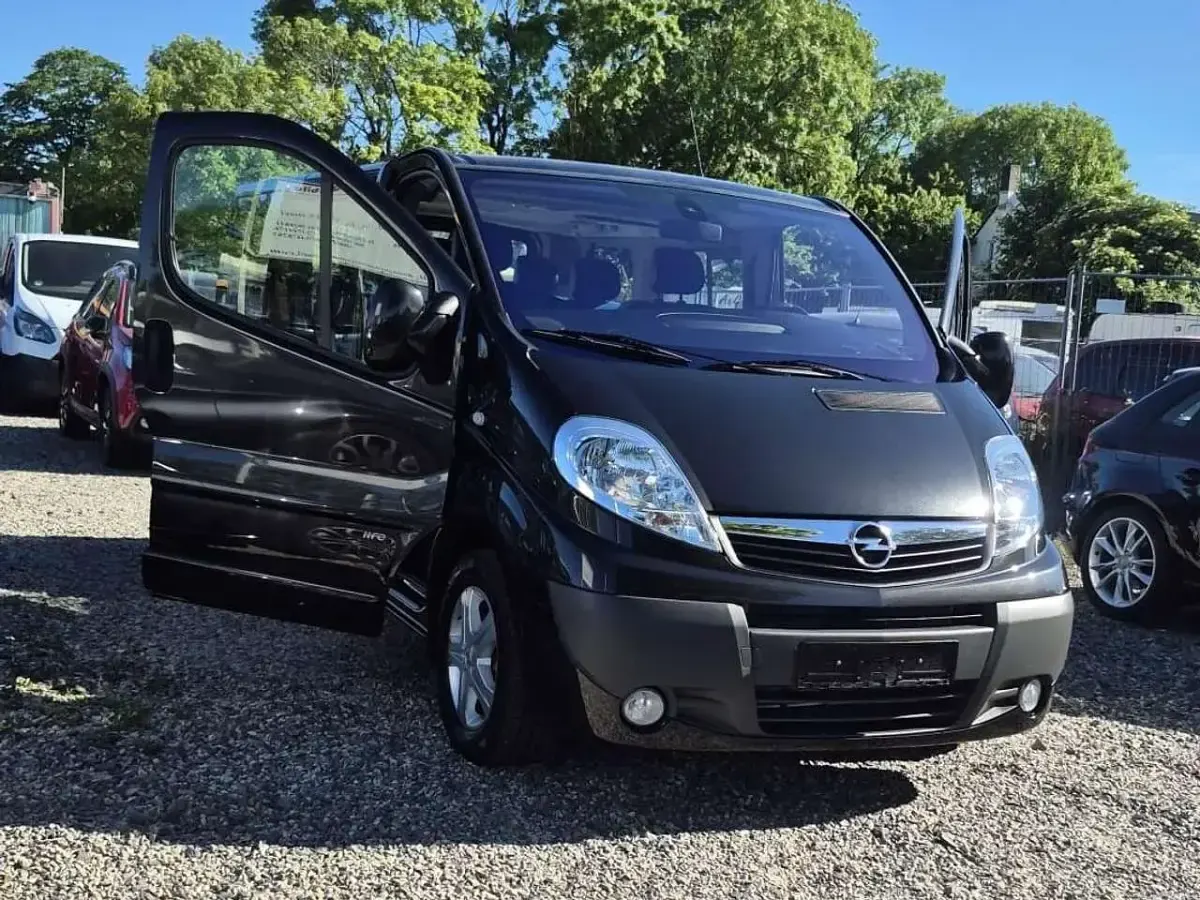 Gebraucht Opel Vivaro Cosmo 145 PS (106 kW) 2008 Mitternacht schwarz (mi2) Van / Kleinbus