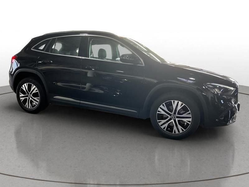 Gebraucht Mercedes GLA180 Progressive 136 PS (100 kW) 2025 Metalliclack kosmosschwarz SUV