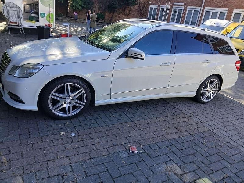 Weiß Gebraucht 2012 Mercedes E200 Elegance Kombi | 5.900 € (Superpreis) - Bild 1/4