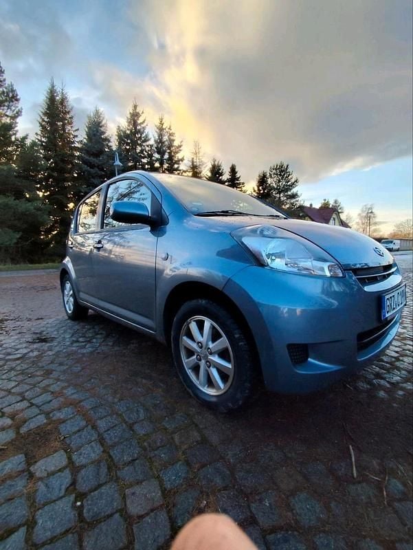 Grau Gebraucht 2011 Daihatsu Sirion Kleinwagen | 3.300 € (Teuer) - Bild 1/4