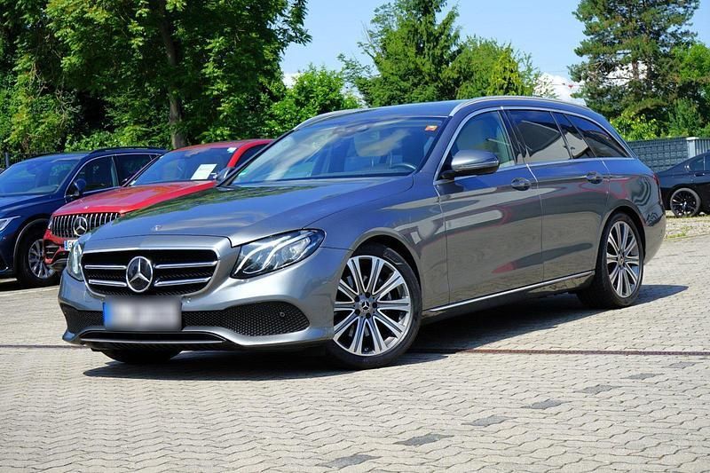 Grau Gebraucht 2019 Mercedes E300 Kombi | 26.900 € (Fairer Preis) - Bild 1/4