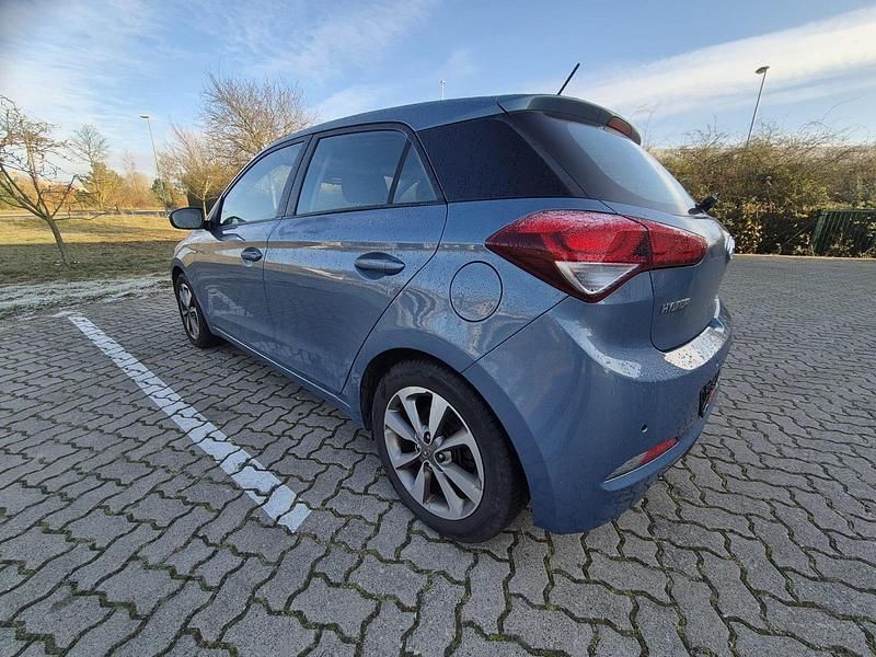 Gebraucht Hyundai i20 86 PS (63 kW) 2015 Andere farben Kleinwagen