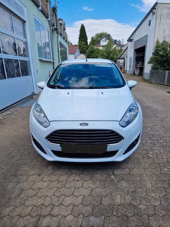 Weiß Gebraucht 2016 Ford Fiesta Titanium Kleinwagen | 7.500 € (Guter Preis) - Bild 1/4