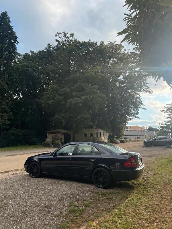 Gebraucht Mercedes E200 163 PS (119 kW) 2005 Blau Limousine