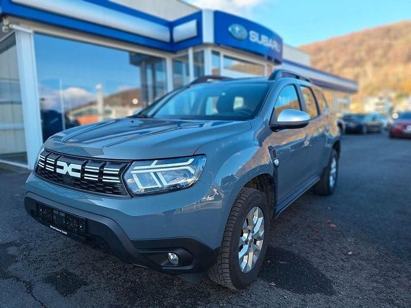 Grau Gebraucht 2023 Dacia Duster Expression SUV | 16.490 € (Superpreis) - Bild 1/4
