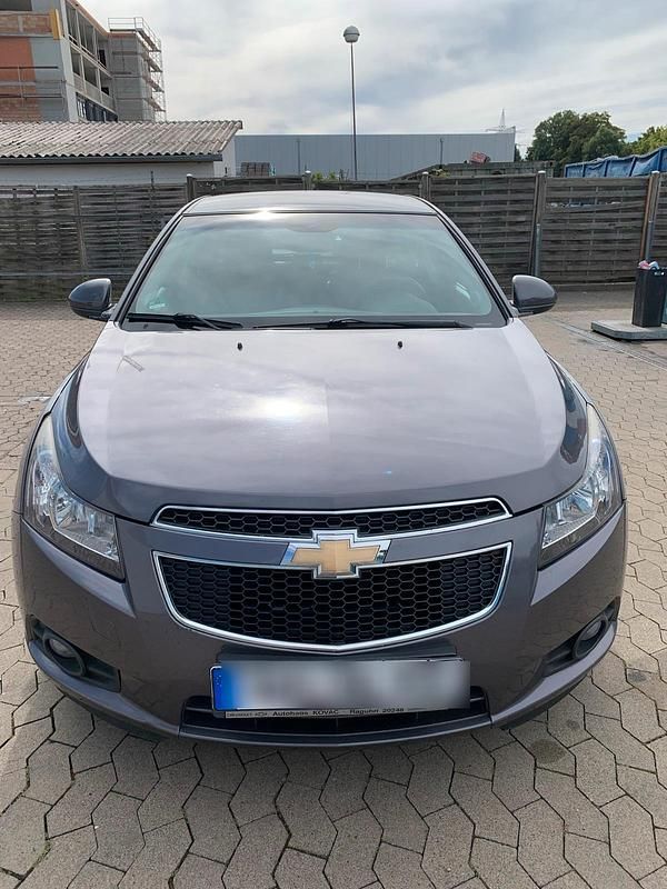 Grau Gebraucht 2013 Chevrolet Cruze Limousine | 3.000 € (Fairer Preis) - Bild 1/4