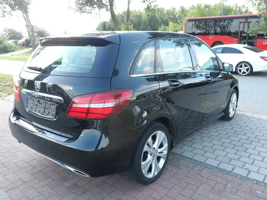 Gebraucht Mercedes B180 122 PS (89 kW) 2015 Schwarz Kleinwagen