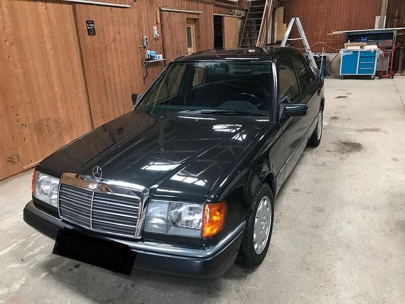 Grau Gebraucht 1993 Mercedes 200 Limousine | 11.500 € - Bild 1/4