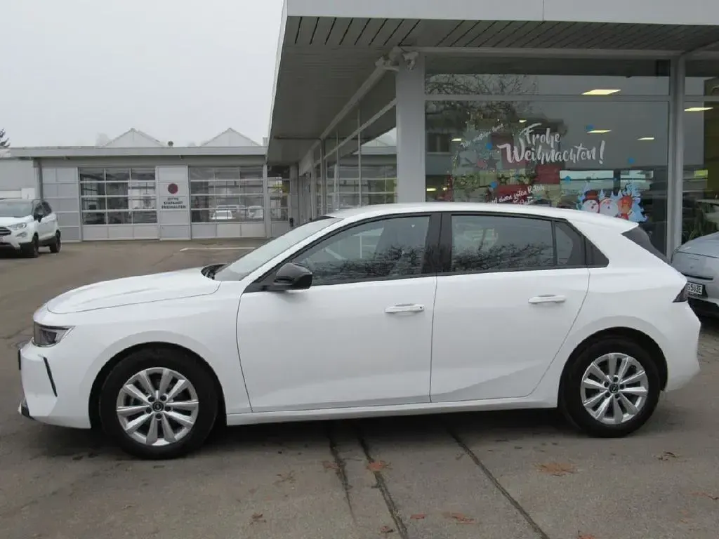 Używany Opel Astra Edition 110 KM (80 kW) 2022 Biały Sedan/Limuzyna