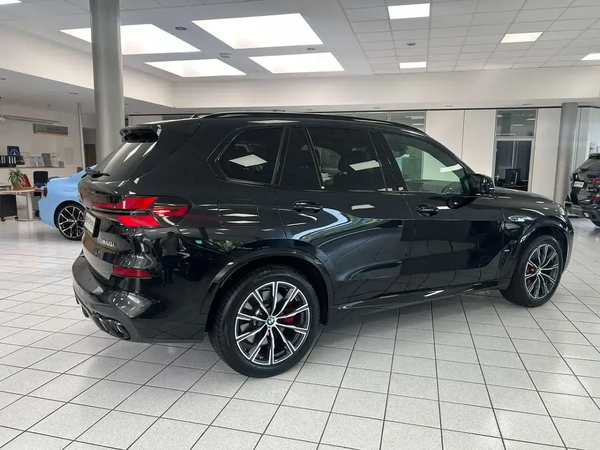 Gebraucht BMW X5 M 530 PS (389 kW) 2024 Black sapphire SUV