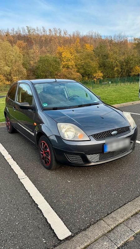Grau Gebraucht 2007 Ford Fiesta Kleinwagen | 2.600 € (Etwas zu teuer) - Bild 1/4
