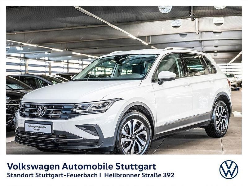 Pure white Gebraucht 2021 VW Tiguan Active SUV | 26.430 € (Etwas zu teuer) - Bild 1/4
