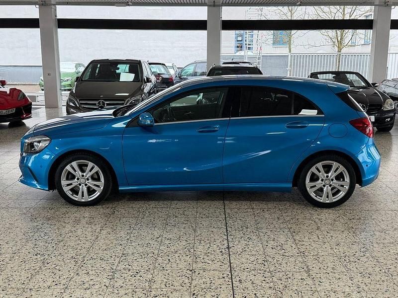 Gebraucht Mercedes A180 Sport 122 PS (89 kW) 2016 Blau Limousine