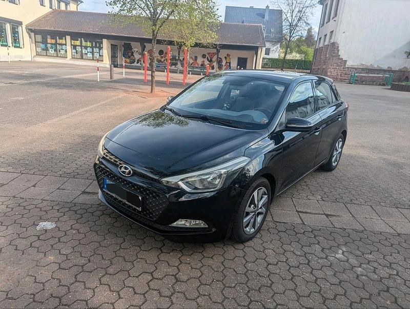 Schwarz Gebraucht 2016 Hyundai i20 Limousine | 9.399 € (Etwas zu teuer) - Bild 1/4