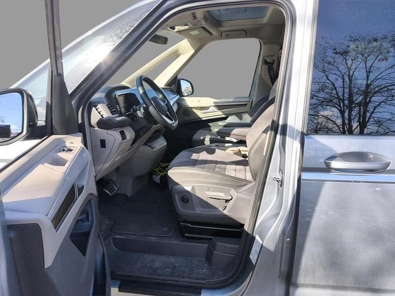 Second-hand VW Multivan Style 150 CP (110 kW) 2023 Argintiu Monovolum