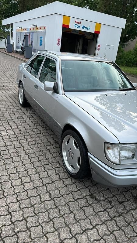 Grau Gebraucht 1995 Mercedes 220 Limousine | 7.000 € - Bild 1/4