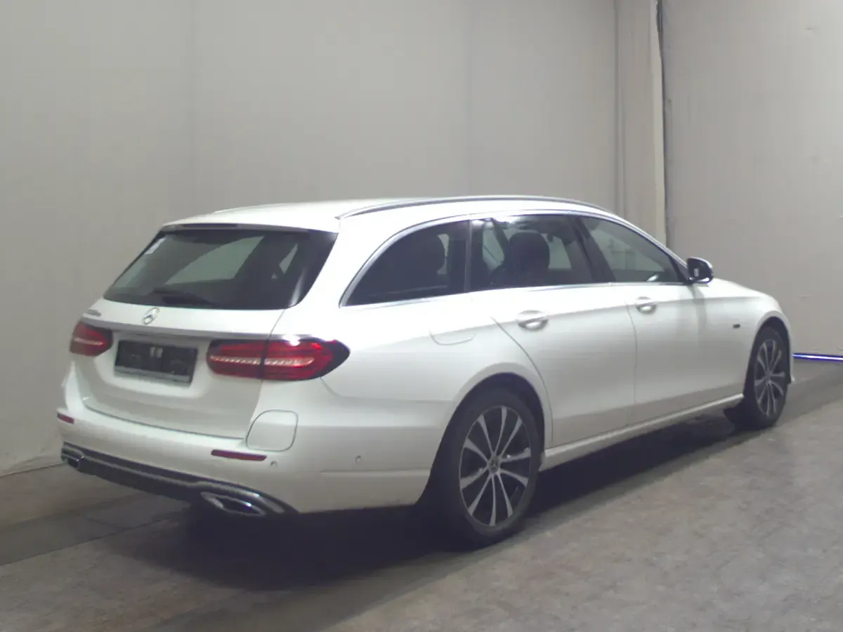 Gebraucht Mercedes E300 Avantgarde 306 PS (225 kW) 2021 Polarweiss Kombi