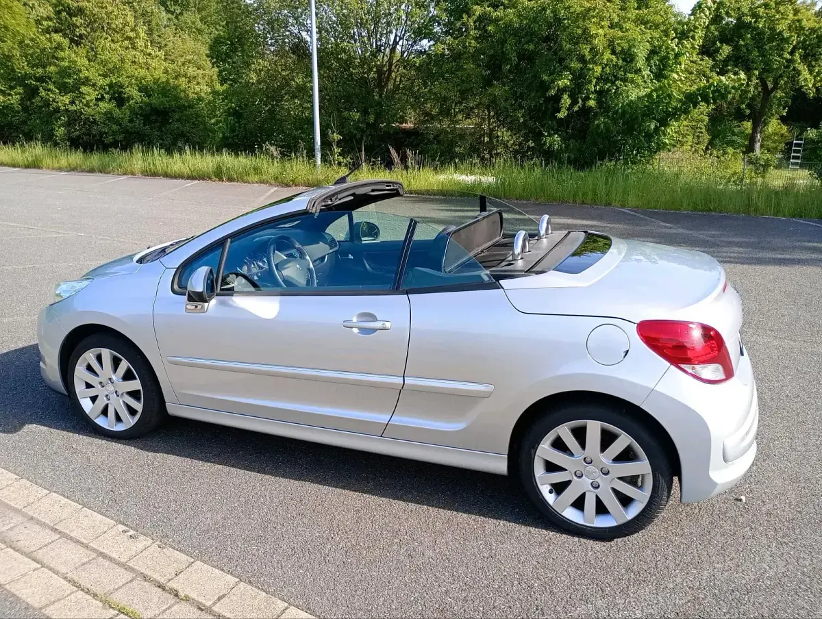 Gebraucht Peugeot 207 CC Allure 120 PS (88 kW) 2012 Silber Cabrio