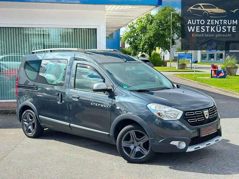 Blau Gebraucht 2018 Dacia Dokker Celebration Van | 7.975 € (Guter Preis) - Bild 1/4