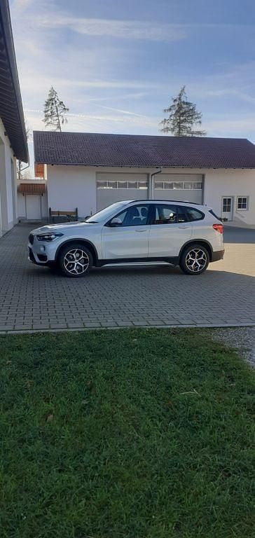 Weiß Gebraucht 2017 BMW X1 Sport Line SUV | 19.500 € (Superpreis) - Bild 1/4