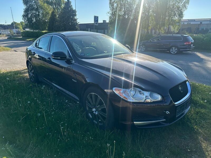 Violett Gebraucht 2010 Jaguar XF Luxury Limousine | 1.400 € - Bild 1/4