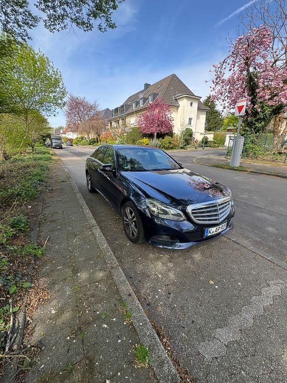 Gebraucht Mercedes E200 136 PS (100 kW) 2015 Blau Limousine