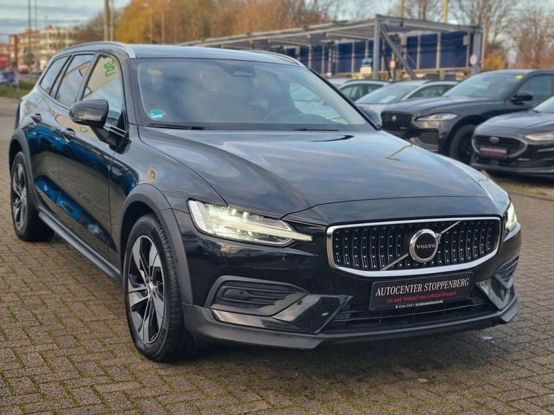 Schwarz Gebraucht 2022 Volvo V60 CC Plus Kombi | 24.990 € (Guter Preis) - Bild 1/4