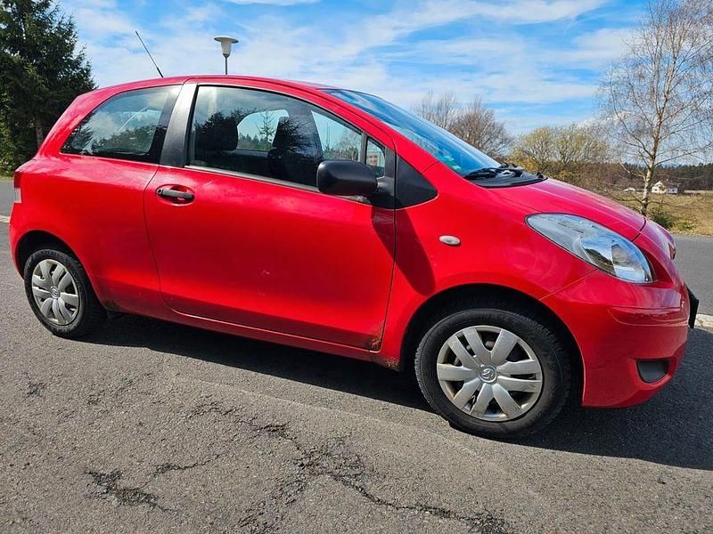 Gebraucht Toyota Yaris 69 PS (50 kW) 2009 Rot Kleinwagen