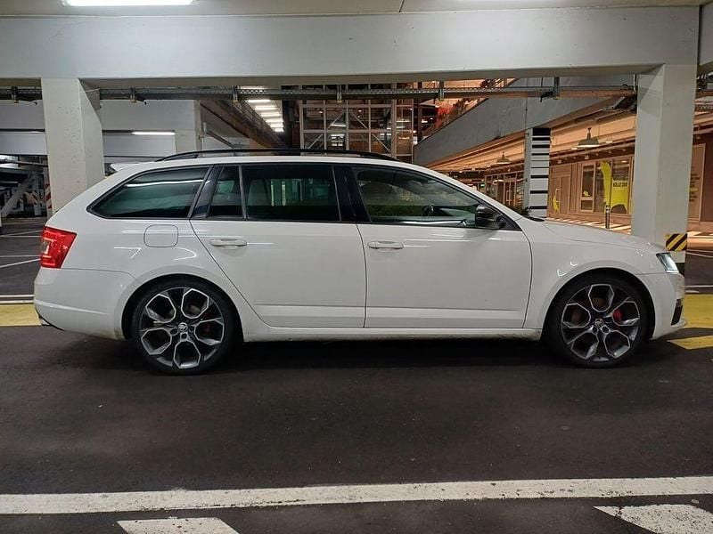 Bila candy/candyweiss Gebraucht 2017 Skoda Octavia RS Kombi | 12.999 € (Guter Preis) - Bild 1/4
