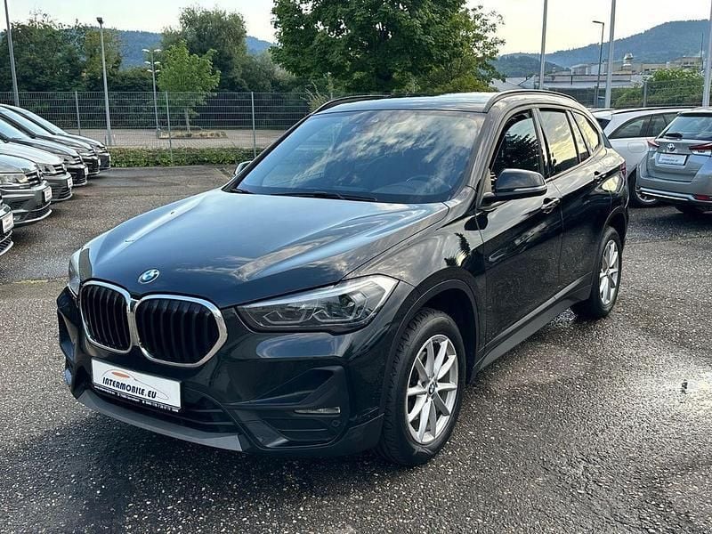 Saphirschwarz Gebraucht 2020 BMW X1 Advantage SUV | 17.255 € (Etwas zu teuer) - Bild 1/4