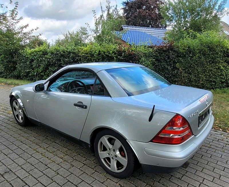 Silber Gebraucht 1997 Mercedes SLK230 Cabrio | 1.590 € (Superpreis) - Bild 1/4
