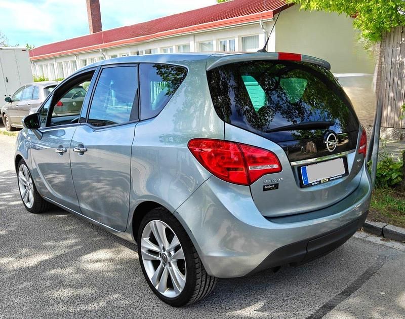 Gebraucht Opel Meriva Innovation 101 PS (74 kW) 2010 Silber Van / Kleinbus