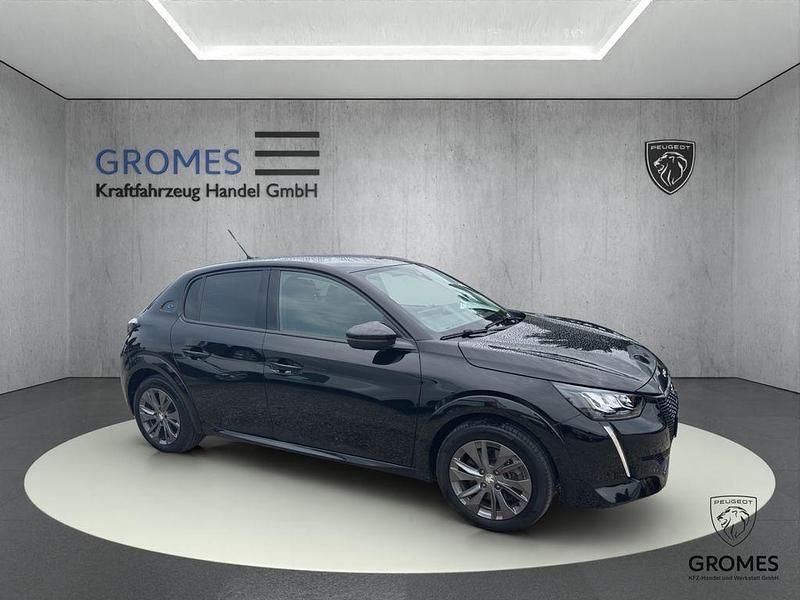 Gebraucht Peugeot e-208 Allure 100 kW (136 PS) 2023 Schwarz perla nera (metallic) Kleinwagen