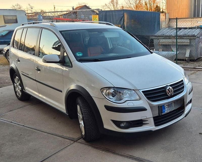 Weiß Gebraucht 2009 VW Touran Cross Trendline Van / Kleinbus | 4.525 € (Superpreis) - Bild 1/4