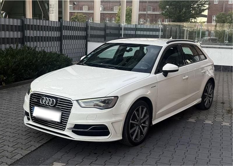 Weiß Gebraucht 2015 Audi A3 Sportback e-tron S-Line Limousine | 9.999 € - Bild 1/4