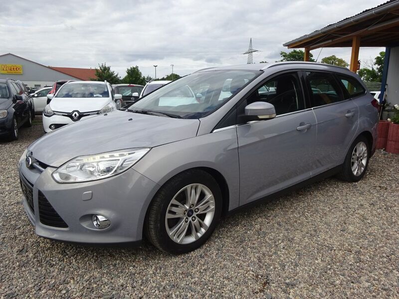 Grau Gebraucht 2011 Ford Focus Titanium Limousine | 2.500 € (Guter Preis) - Bild 1/4