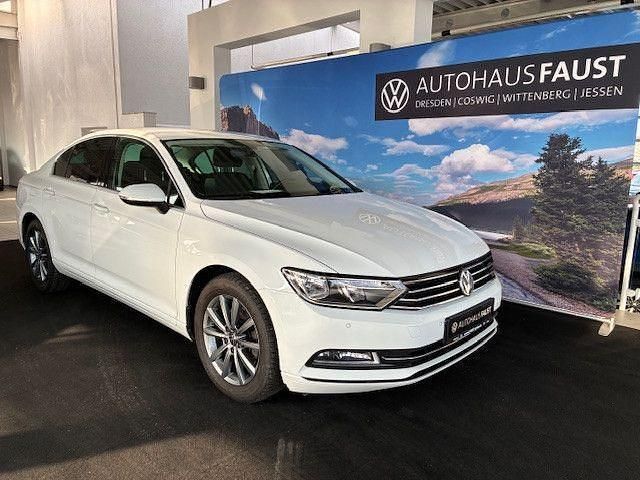 Gebraucht VW Passat Comfortline 150 PS (110 kW) 2018 Weiß Limousine