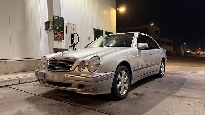 Gebraucht Mercedes E320 Elegance 197 PS (144 kW) 2001 Silber Limousine
