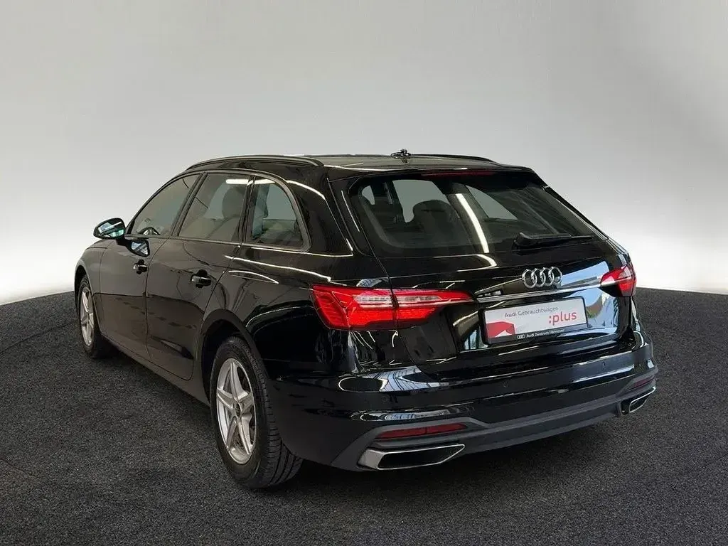 Gebraucht Audi A4 Basis 163 PS (119 kW) 2023 Brillantschwarz Kombi